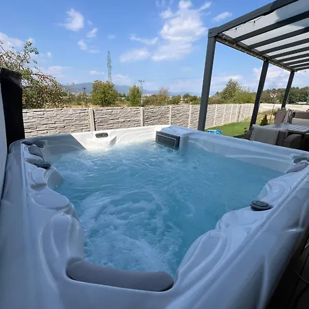 Moderny Stylovy Domcek S Virivkou-jacuzzi