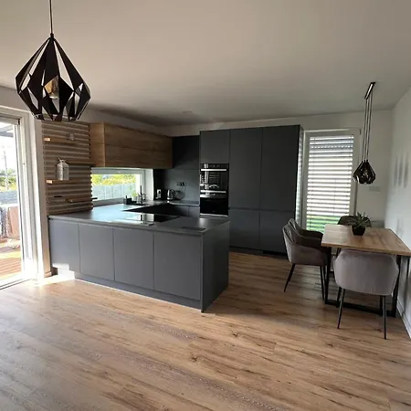 Moderny Stylovy Domcek S Virivkou-jacuzzi