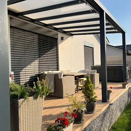 Moderny Luxusny Domcek S Vyhladom Na Zamok Holiday home *