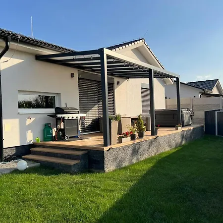 Moderny Stylovy Domcek S Virivkou-jacuzzi * Prievidza