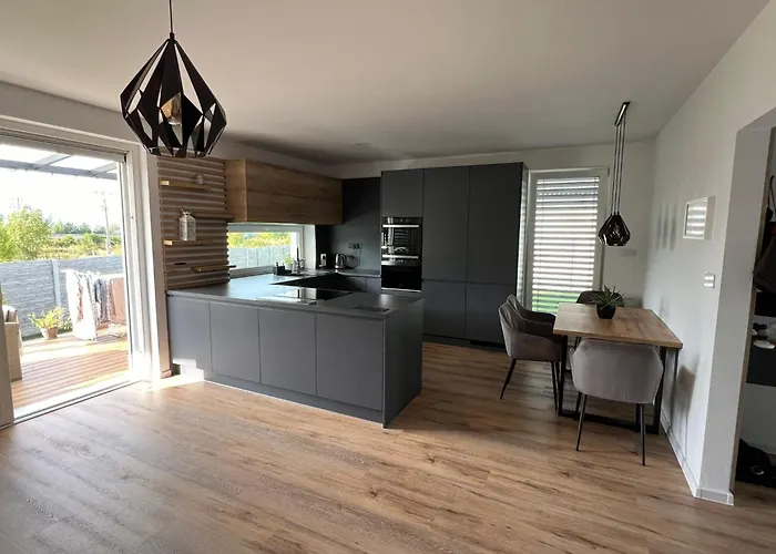 Moderny Stylovy Domcek S Virivkou-jacuzzi